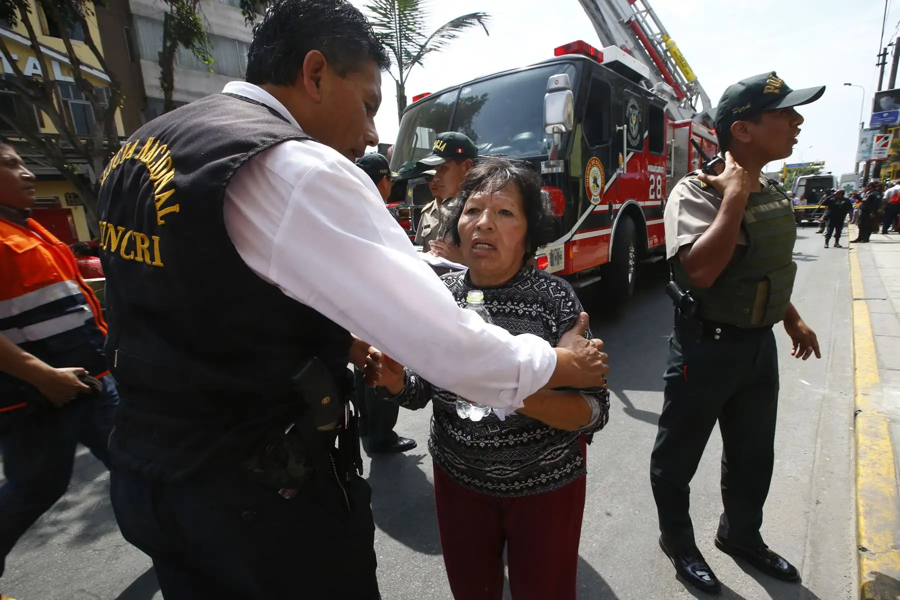 Bomberos logran controlar el fuego en edificio de Lince. Foto: ANDINA/Melina Mejía.