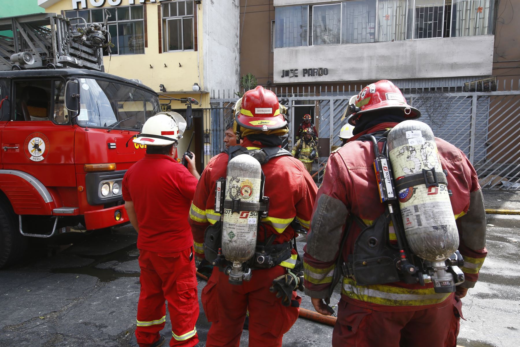 Los bomberos voluntarios siempre trabajando sin tregua,aun en Navidad. Foto: ANDINA/Melina Mejía