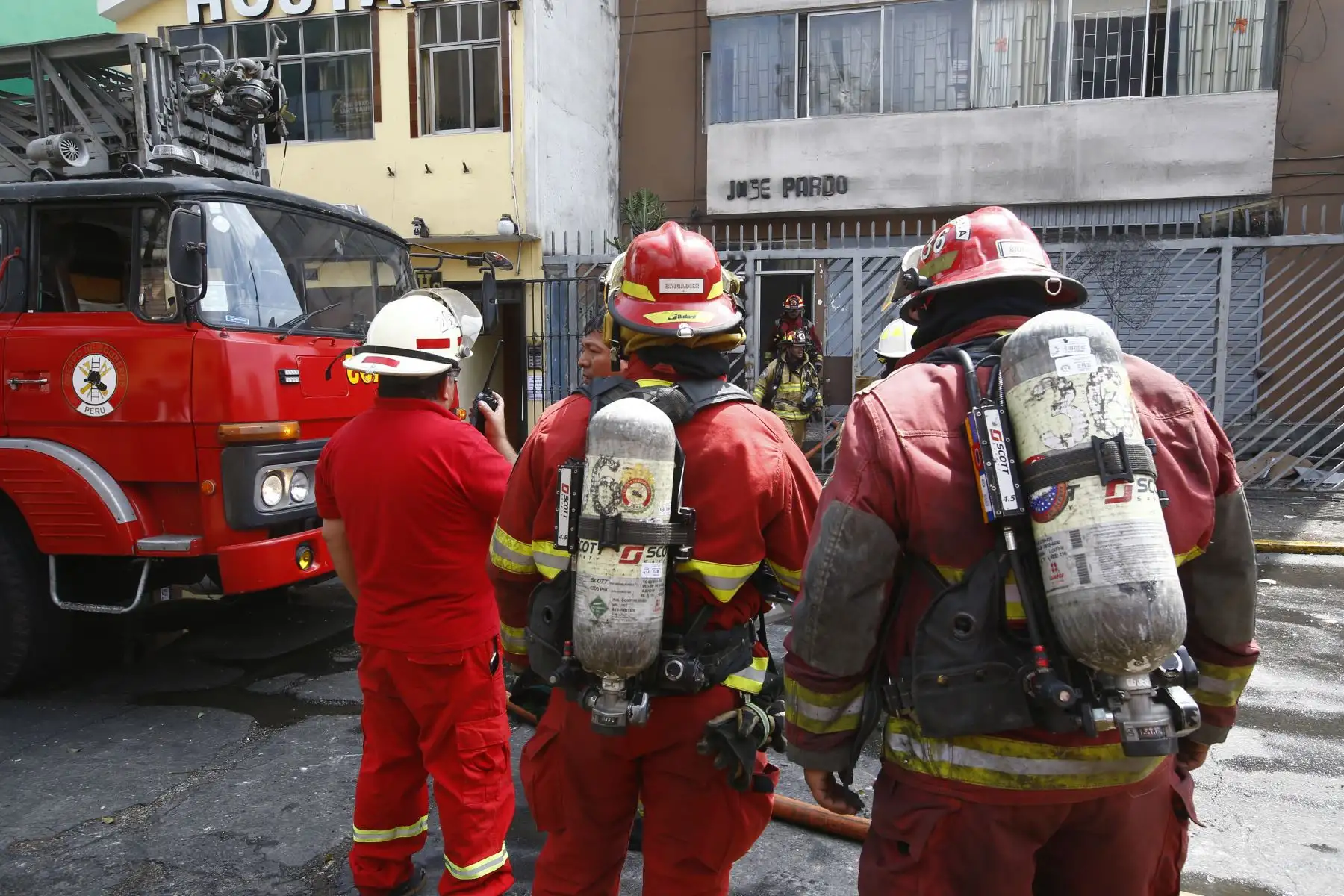 Los bomberos voluntarios siempre trabajando sin tregua,aun en Navidad. Foto: ANDINA/Melina Mejía