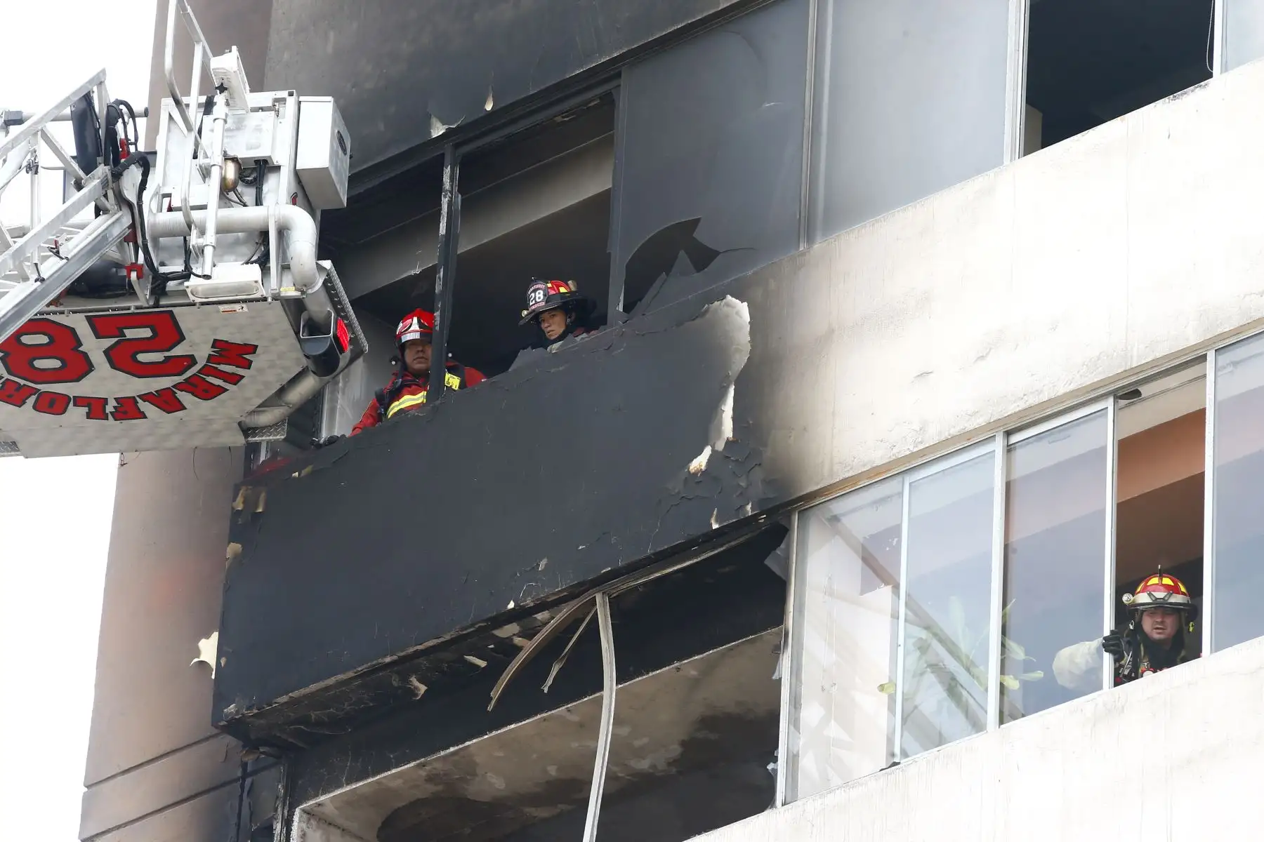 Bomberos logran controlar el fuego en edificio de Lince. Foto: ANDINA/Melina Mejía.