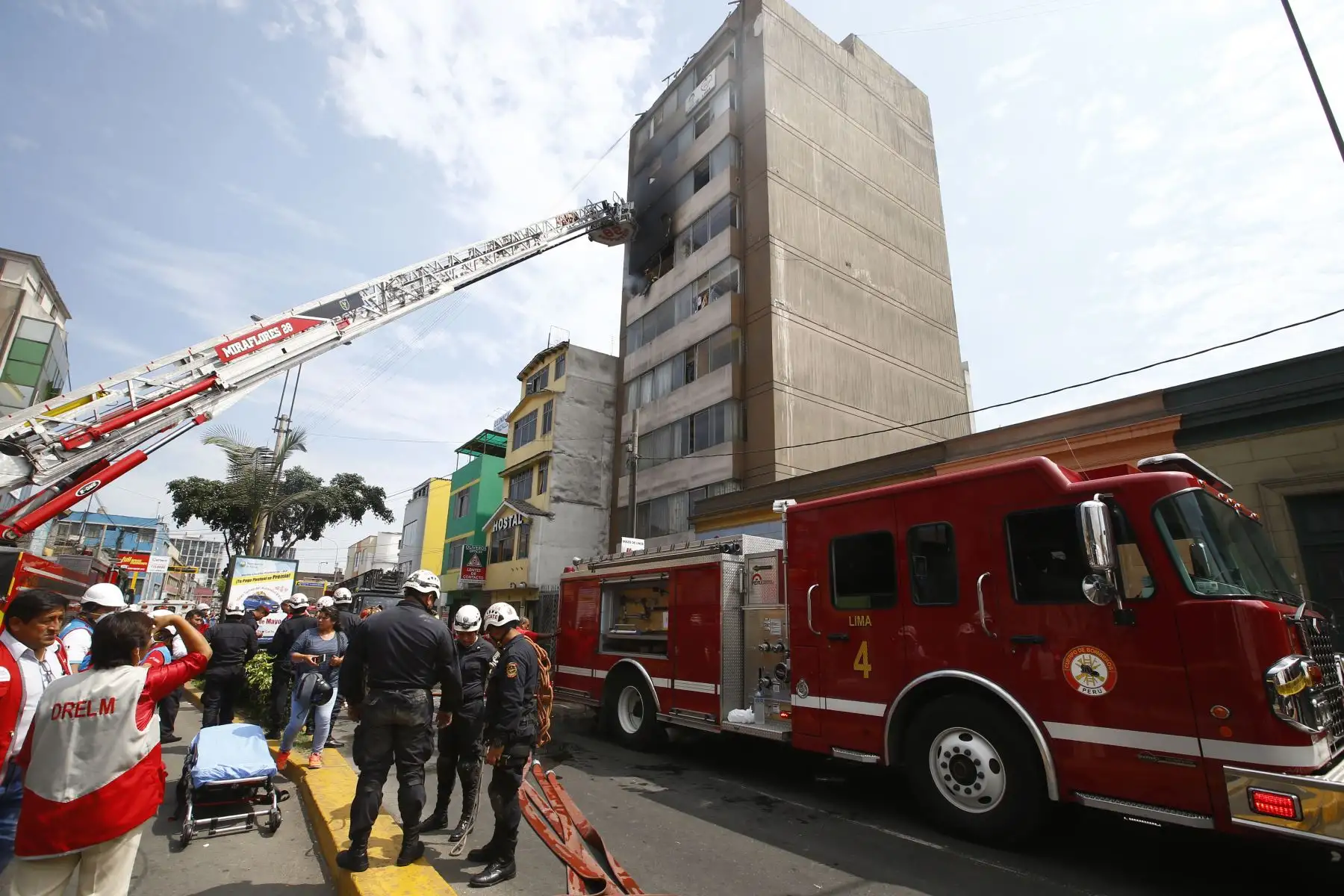 Bomberos logran controlar el fuego en edificio de Lince. Foto: ANDINA/Melina Mejía.
