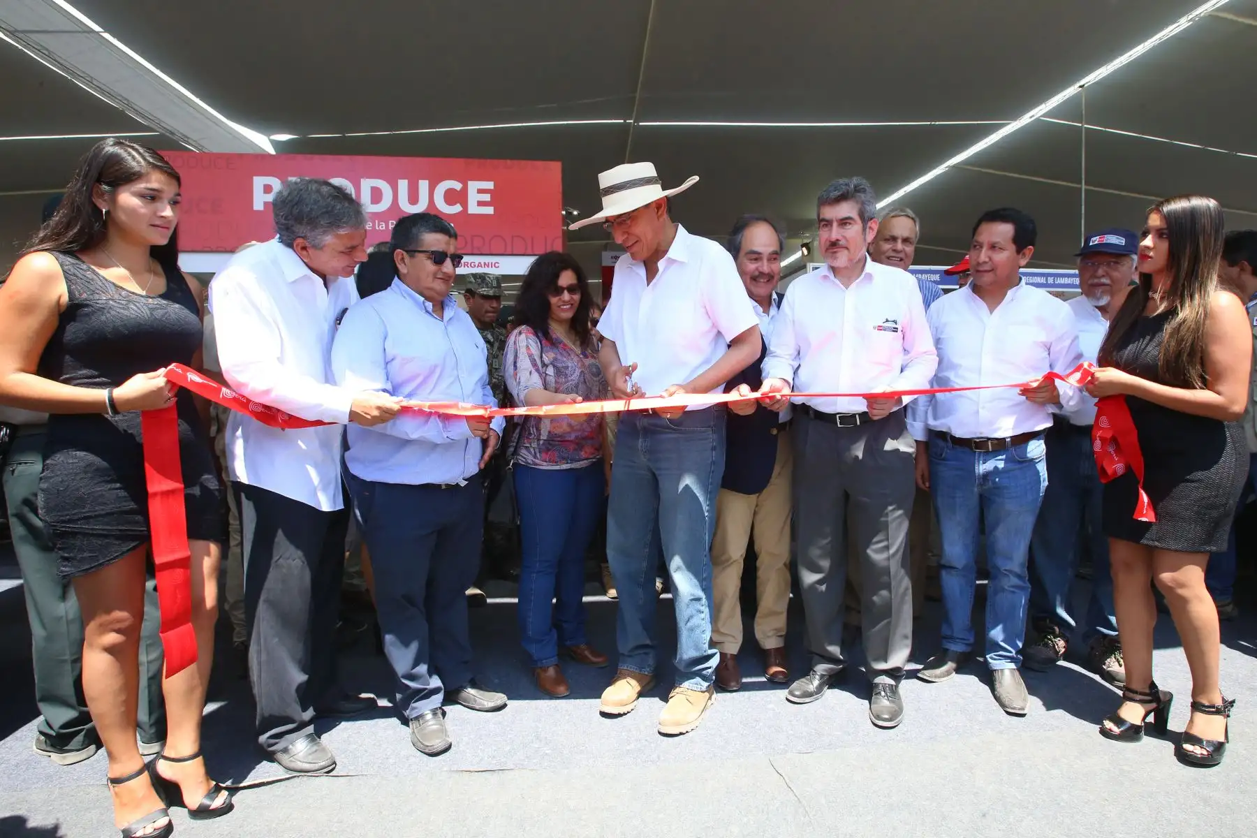 El nororiente representa en la actualidad el 25% de las exportaciones totales peruanas, que el año 2017 crecieron 22%, destacó hoy el ministro de Comercio Exterior y Turismo (Mincetur), Rogers Valencia, en la inauguración de la primera edición de ExpoNorte Perú 2018, en la ciudad de Chiclayo, región Lambayeque. ANDINA/Prensa Presidencia