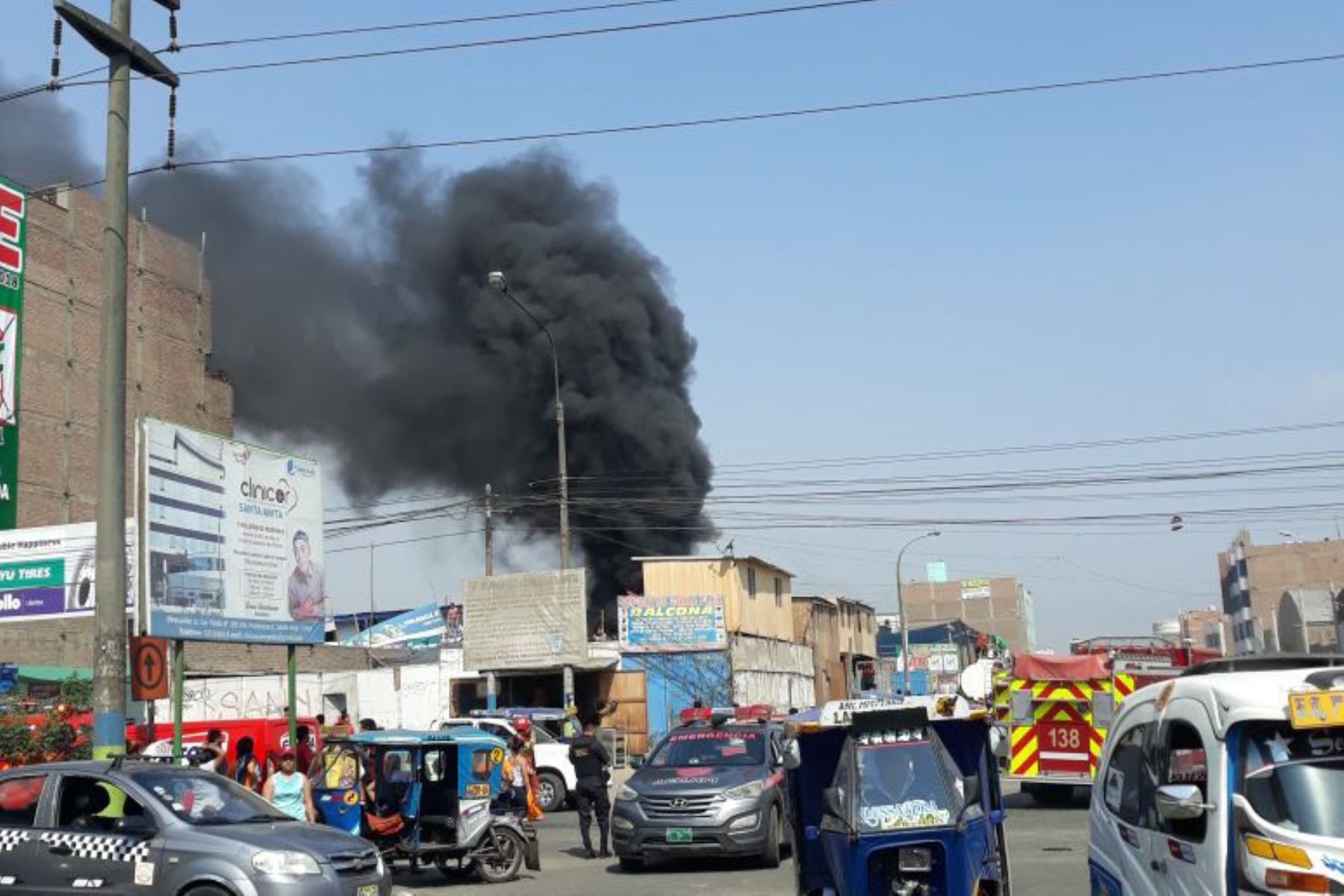 Enorme columna de humo negro generó incendio en depósito de neumáticos en Santa Anita. Foto: Cortesía