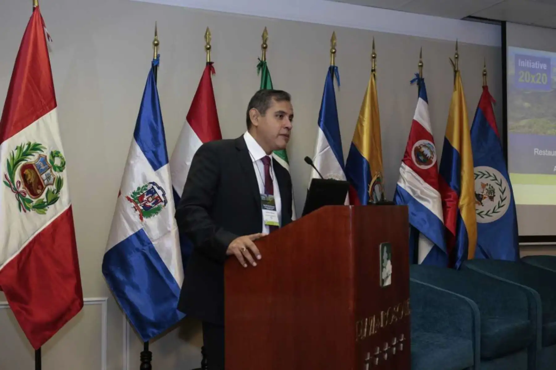 El ministro de Agricultura y Riego (Minagri), Gustavo Mostajo, inauguró hoy la Cuarta Reunión Anual de la Iniciativa 20x20, que tiene como meta El Perú tiene el compromiso de restaurar 3.2 millones de hectáreas degradadas para detener la deforestación e implementar una agricultura mixta, desarrollar la silvicultura y la forestería.