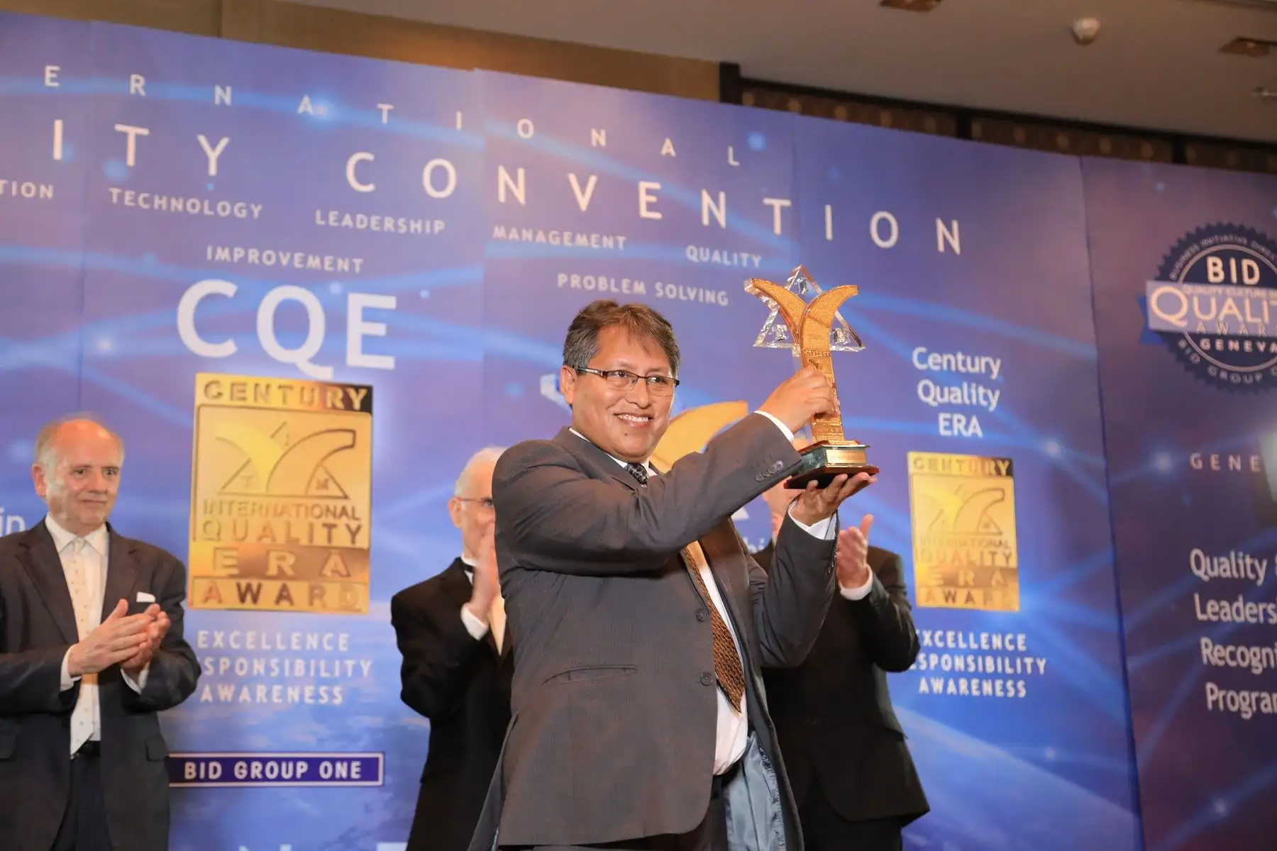 Ingeniero peruano Walter Sánchez Moyna recibió el Premio Era a la Calidad Internacional del Siglo (Century International Quality Era Awards), por su valioso aporte científico a la innovación y la tecnología, en Suiza.