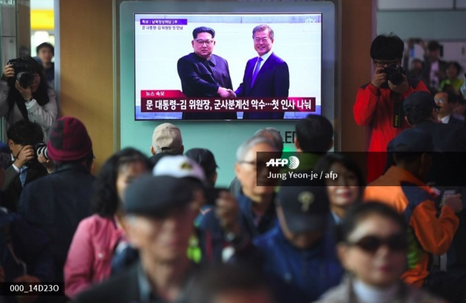 Presidentes de Corea del Sur y Corea del Norte se sostienen histórico encuentro.