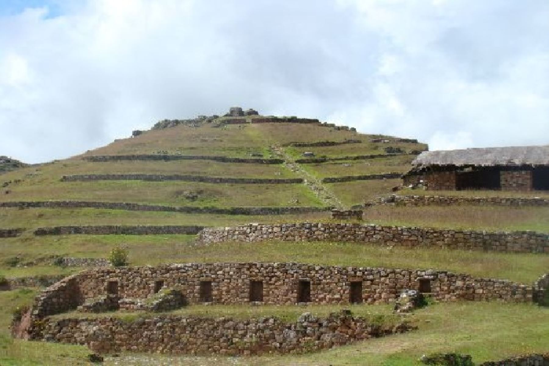 El complejo arqueológico de Sóndor, también llamado Centro Ceremonial de Sóndor, se encuentra en el distrito de Pacucha, a 21 kilómetros al noreste de la ciudad de Andahuaylas y una altitud aproximada de 3,200 metros sobre el nivel del mar.