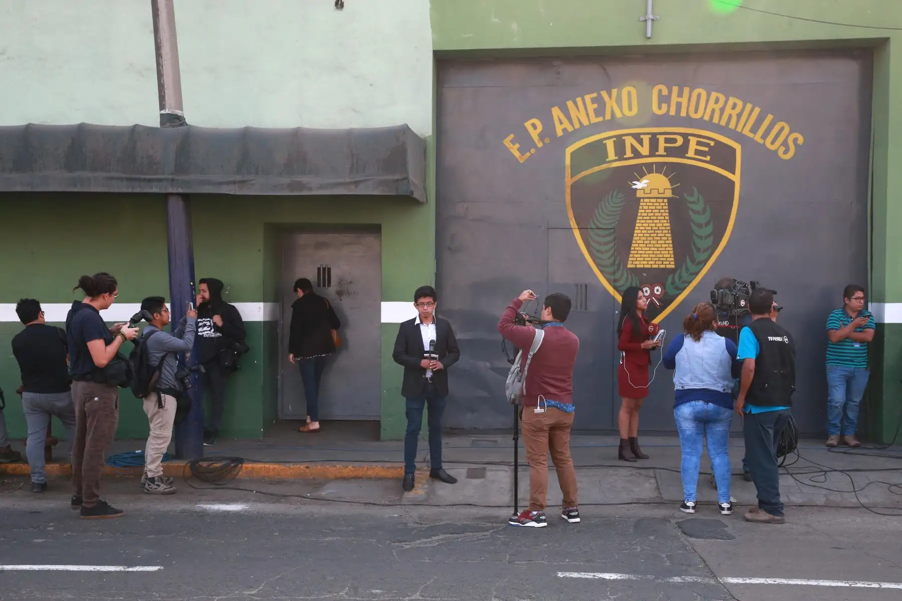 Medios de comunicación esperan la salida de Nadine Heredia del  centro Penitenciario  en Chorrillos. Foto: ANDINA/Vidal Tarqui