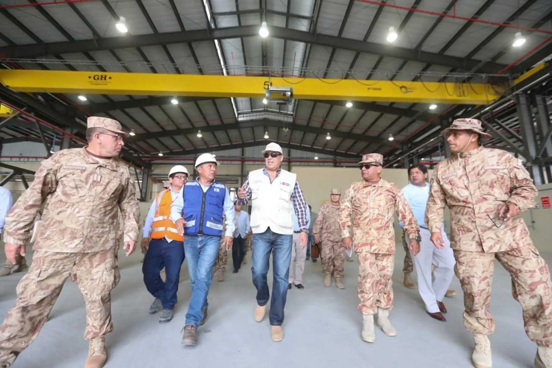 Ministro de Defensa en las instalaciones del CEMAE
