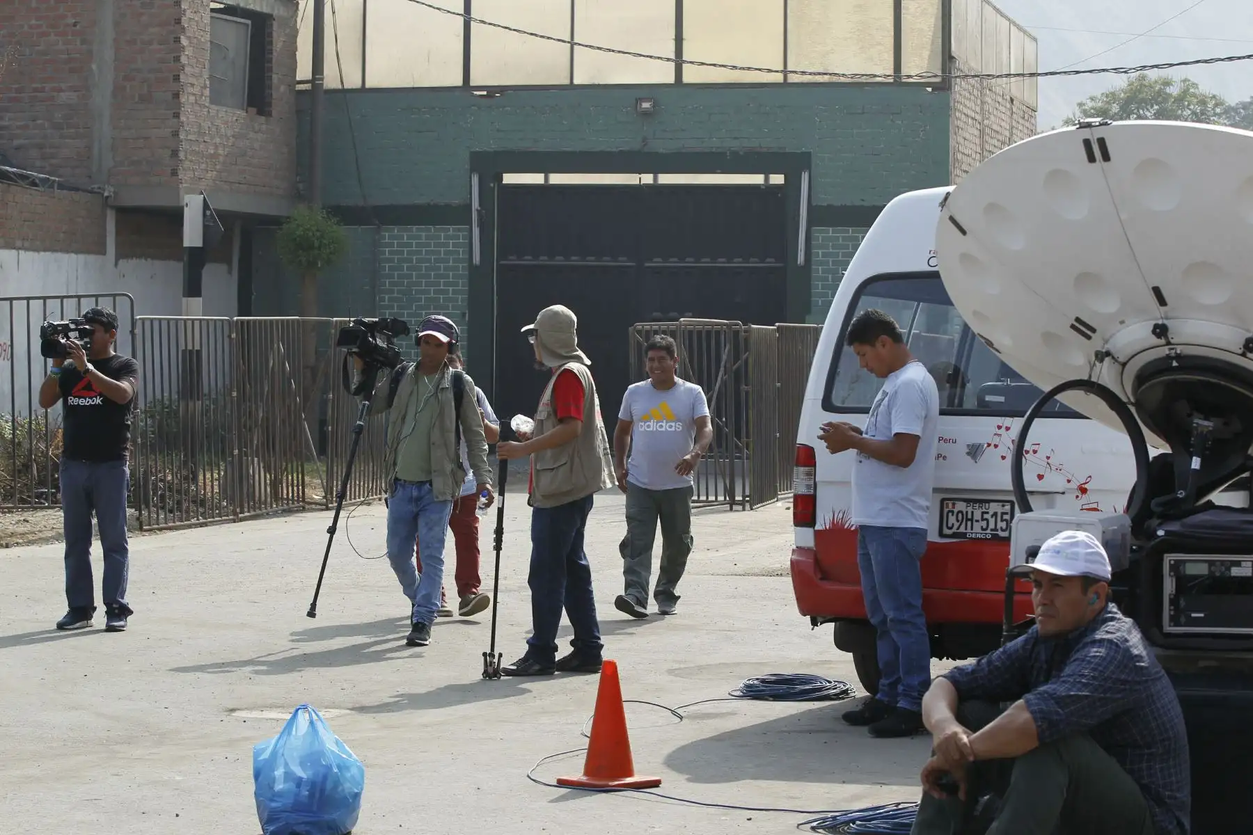 Desde tempranas horas periodistas de diferentes medios nacionales y extranjeros montan guardia en los alrededores de la DIROES esperando la excarcelacion del ex presidente Ollanta Humala. Foto: ANDINA/Dante Zegarra