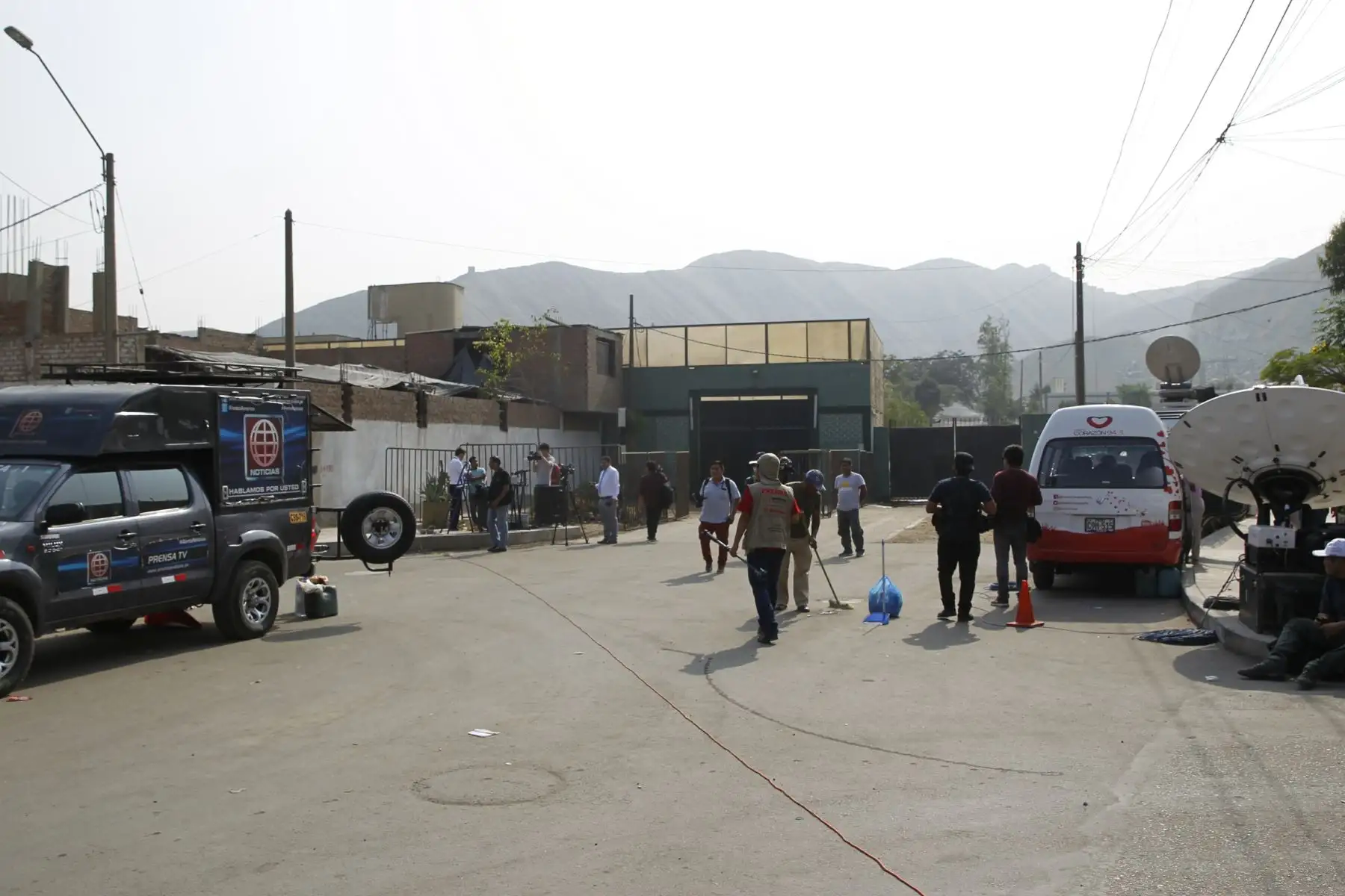 Desde tempranas horas periodistas de diferentes medios nacionales y extranjeros montan guardia en los alrededores de la DIROES esperando la excarcelacion del ex presidente Ollanta Humala. Foto: ANDINA/Dante Zegarra