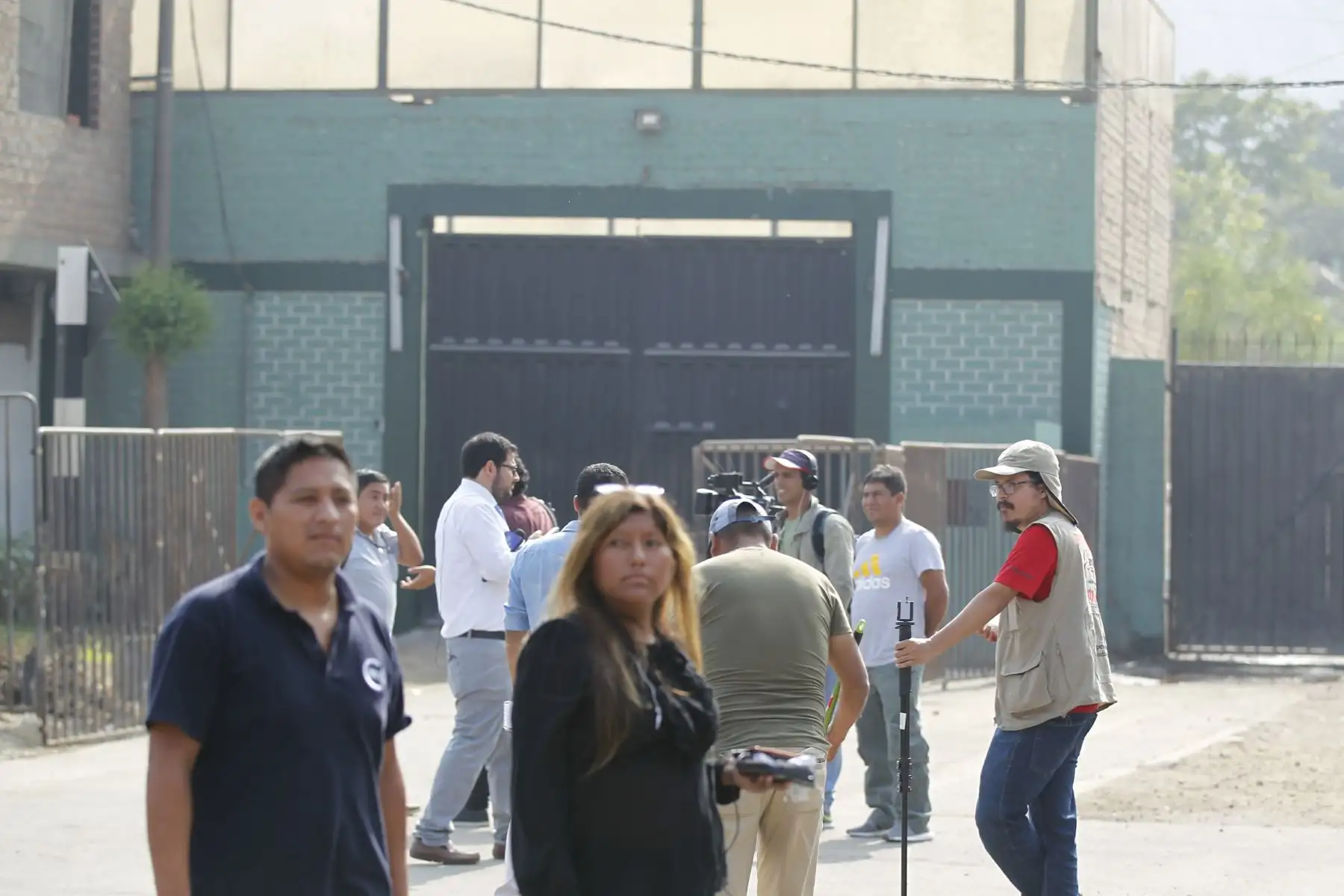 Desde tempranas horas periodistas de diferentes medios nacionales y extranjeros montan guardia en los alrededores de la DIROES esperando la excarcelacion del ex presidente Ollanta Humala. Foto: ANDINA/Dante Zegarra