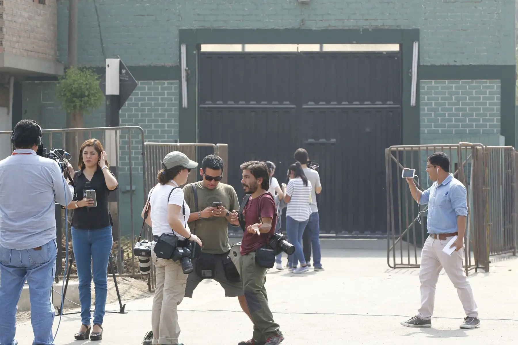 Desde tempranas horas periodistas de diferentes medios nacionales y extranjeros montan guardia en los alrededores de la DIROES esperando la excarcelacion del ex presidente Ollanta Humala. Foto: ANDINA/Dante Zegarra