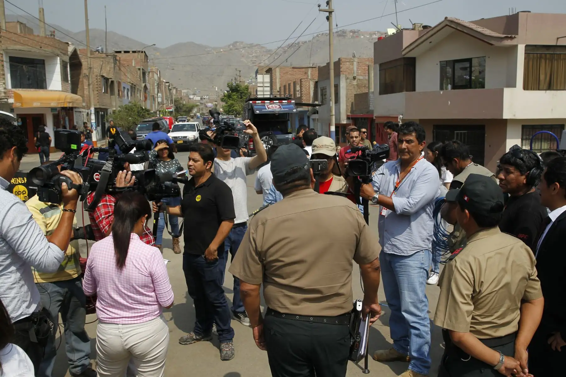 Desde tempranas horas periodistas de diferentes medios nacionales y extranjeros montan guardia en los alrededores de la DIROES esperando la excarcelacion del ex presidente Ollanta Humala. Foto: ANDINA/Dante Zegarra