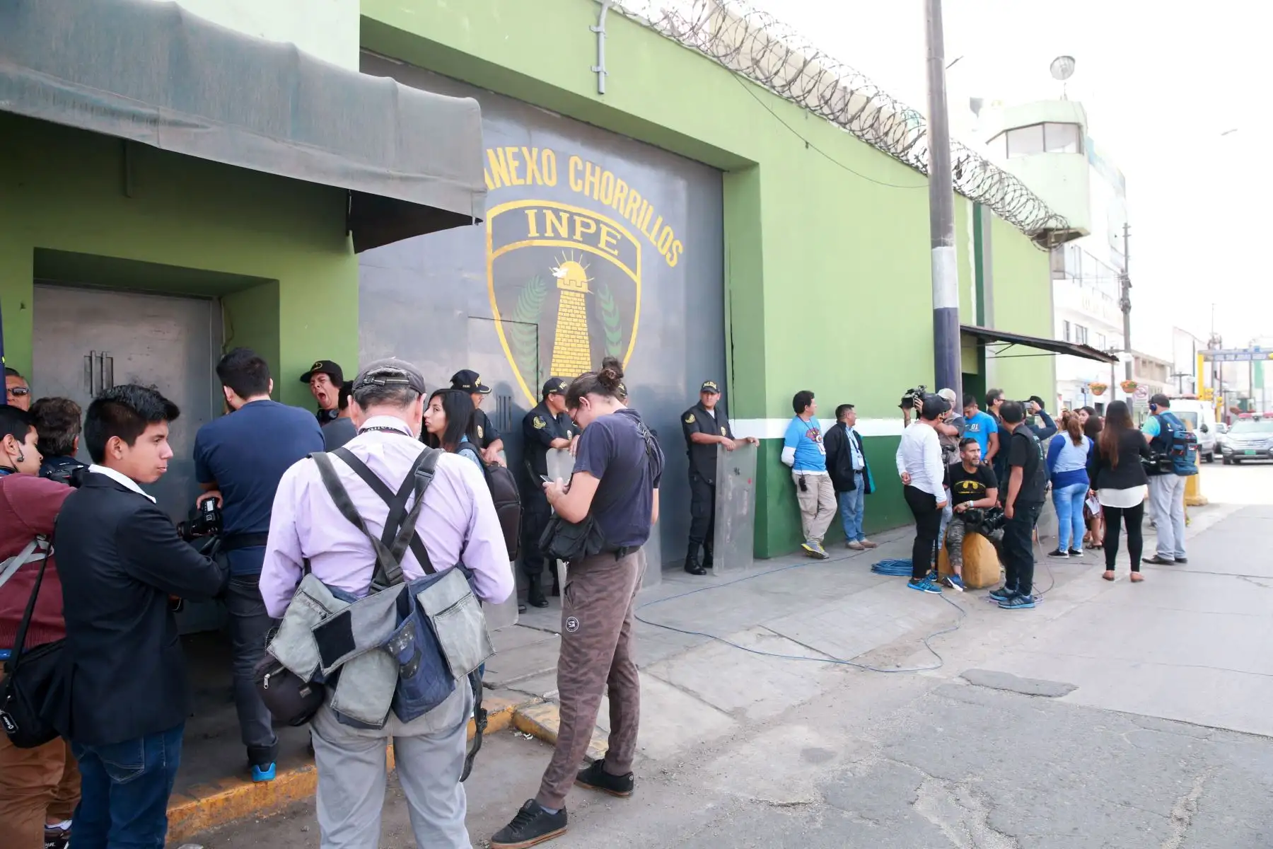 Medios de comunicación esperan la salida de Nadine Heredia del penal de Chorrillos. Foto: ANDINA/Vidal Tarqui