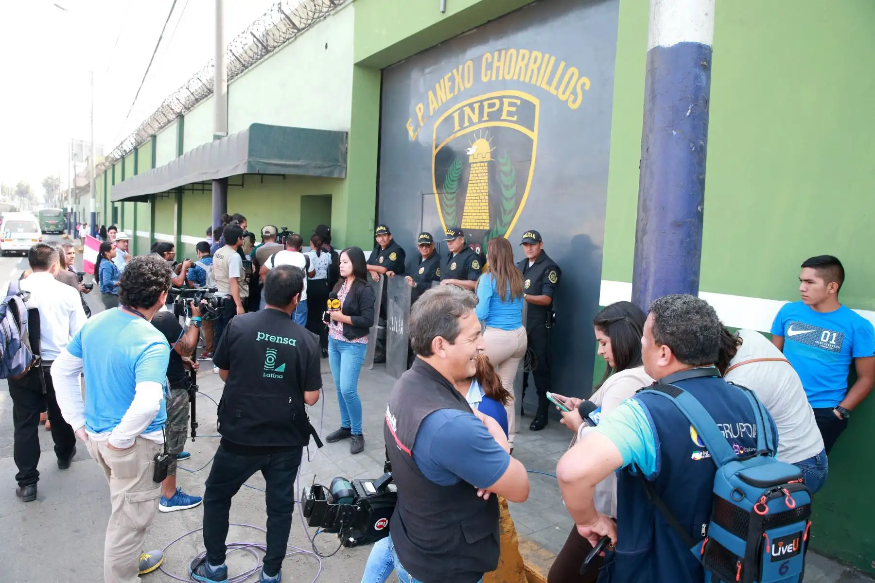 Medios de comunicación esperan la salida de Nadine Heredia del penal de  Chorrillos. Foto: ANDINA/Vidal Tarqui