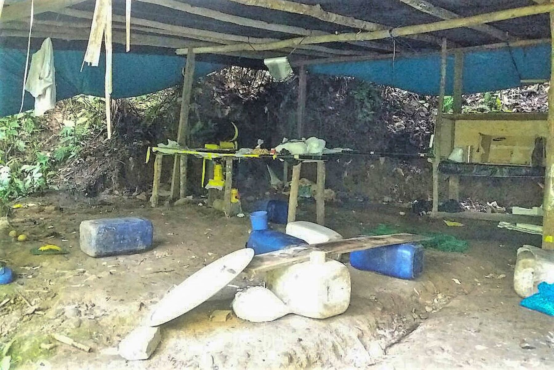 La Policía Nacional del Perú, a través de la Unidad de Maniobra Contra el Tráfico Ilícito de Drogas – Huallaga de la Dirección Antidrogas PNP, destruyó 13 laboratorios rústicos para la elaboración de alcaloide de cocaína y tres centros de acopio de Insumos Químicos Fiscalizados (IQPF), en el eje operacional San Gabán - Puno.ANDINA/Difusión