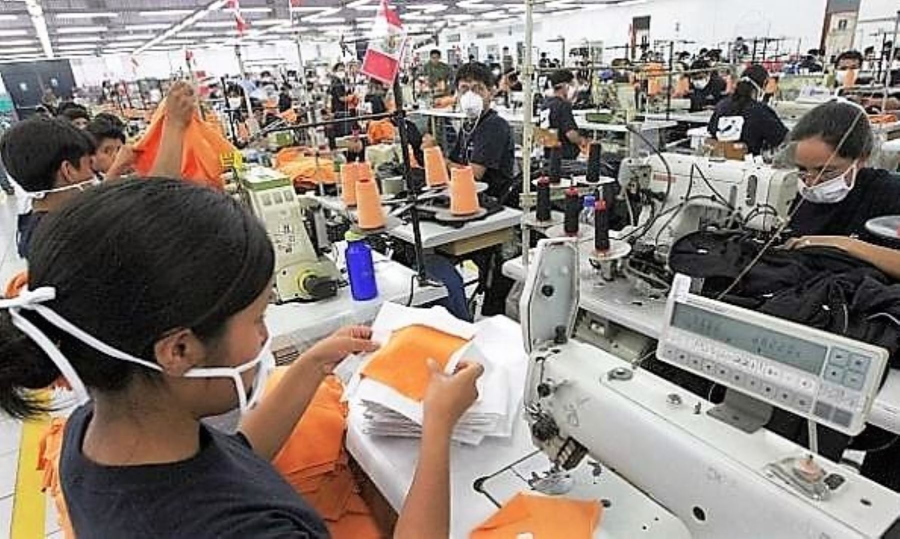 Trabajadores en industria textil. ANDINA/Difusión