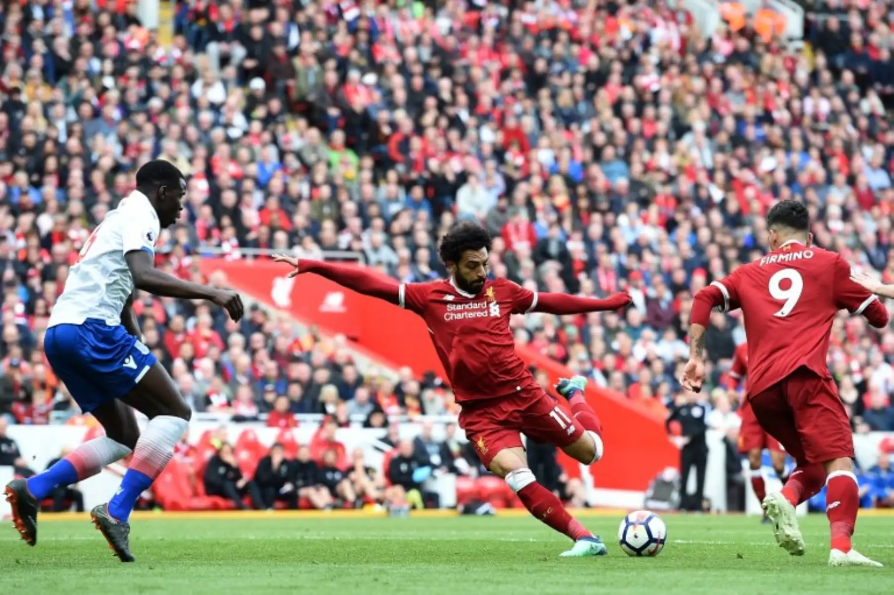 El egipcio del Liverpool Mohamed Salah controla el balón durante el partido de fútbol de la Premier League inglesa entre Liverpool y Stoke City en Anfield en Liverpool.Foto:AFP