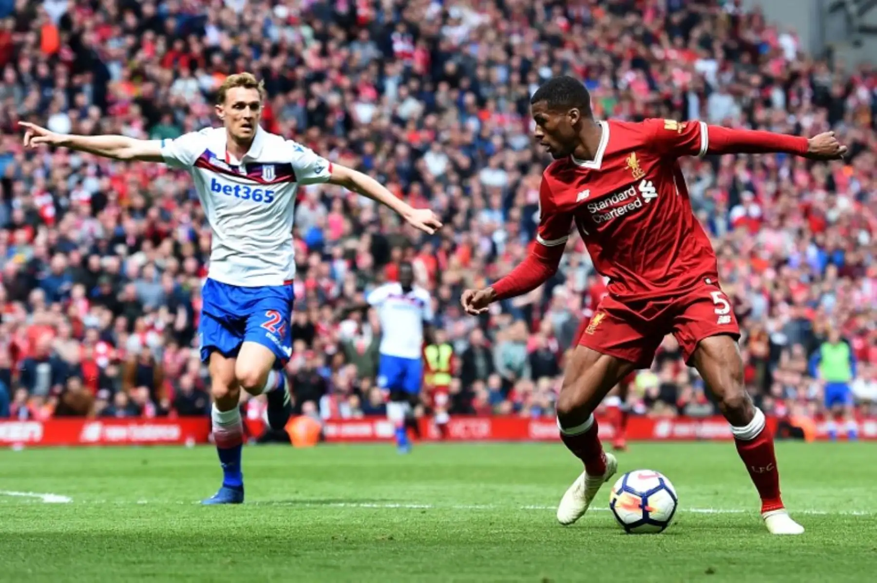 El holandés del Liverpool Georginio Wijnaldum compite con el  escocés Stoke City Darren Fletcher durante el partido de fútbol de la Premier League inglesa entre Liverpool y Stoke City.Foto:AFP