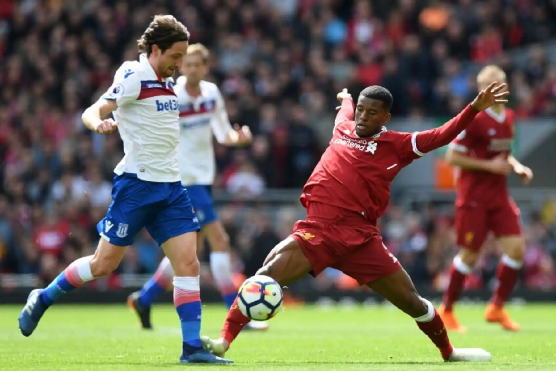 El  galés de City Joe Allen compite con el holandés del Liverpool Georginio Wijnaldum, durante el partido de fútbol de la Premier League inglesa entre Liverpool y Stoke City en Anfield en Liverpool.Foto:AFP