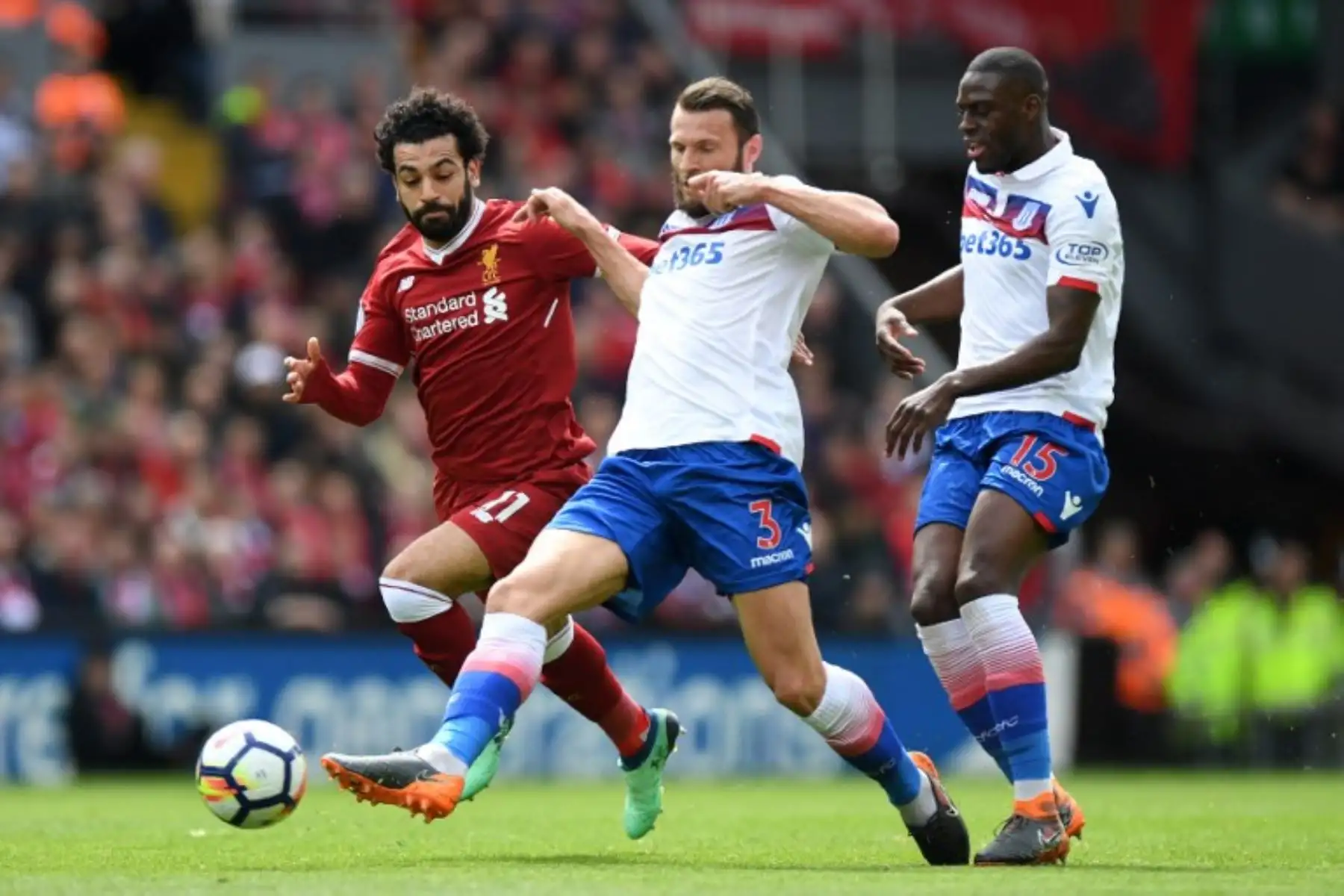 El  egipcio del Liverpool Mohamed Salah compite con el  holandés Stoke City Erik Pieters y el defensa holandés portugués Martke Indi de Stoke City durante el partido de fútbol de la Premier League inglesa.Foto:AFP