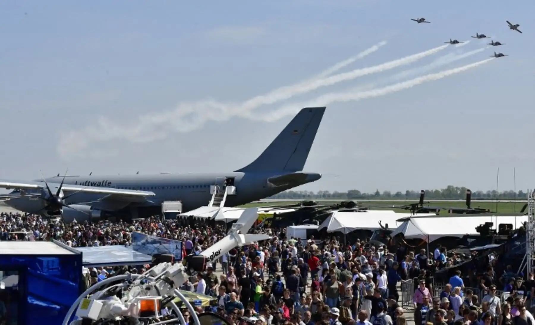 Schönefeld, donde más de 1,000 expositores muestran su experiencia, desde aviación civil hasta defensa, seguridad y espacio.Foto:AFP