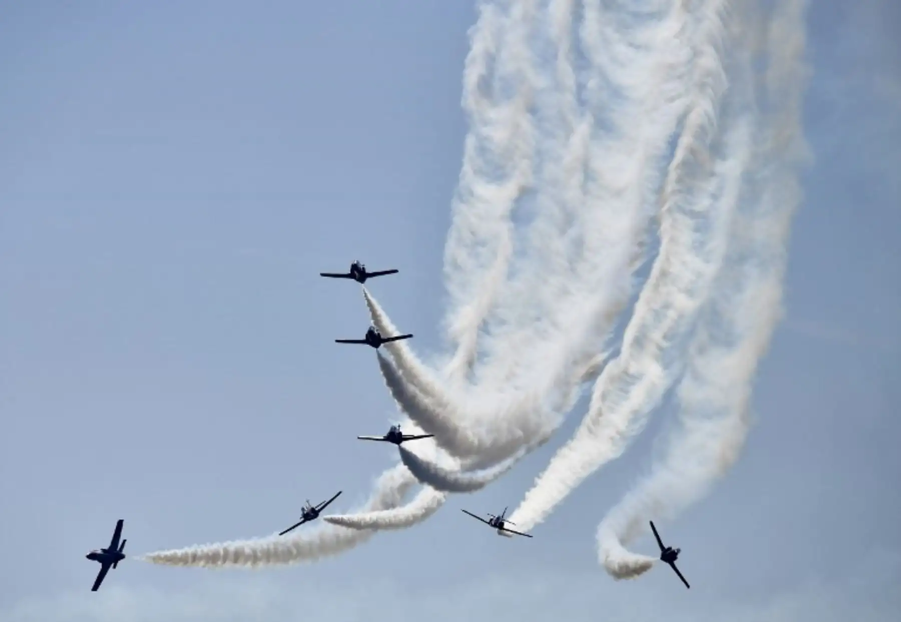 El equipo de demostración acrobático de la Fuerza Aérea Española "Patrulla Aguila" se presenta durante una exhibición aérea en la Exposición Aeroespacial Internacional (ILA) en Berlín .Foto:AFP