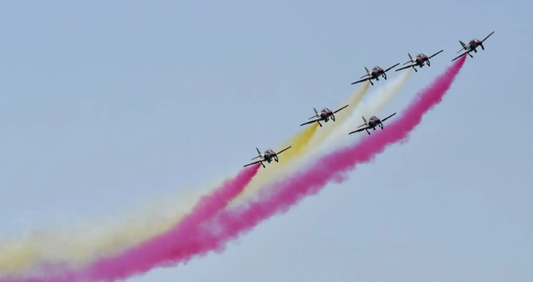 El equipo de demostración acrobático de la Fuerza Aérea Española "Patrulla Aguila" se presenta durante una exhibición aérea en la Exposición Aeroespacial Internacional (ILA) en Berlín .Foto:AFP