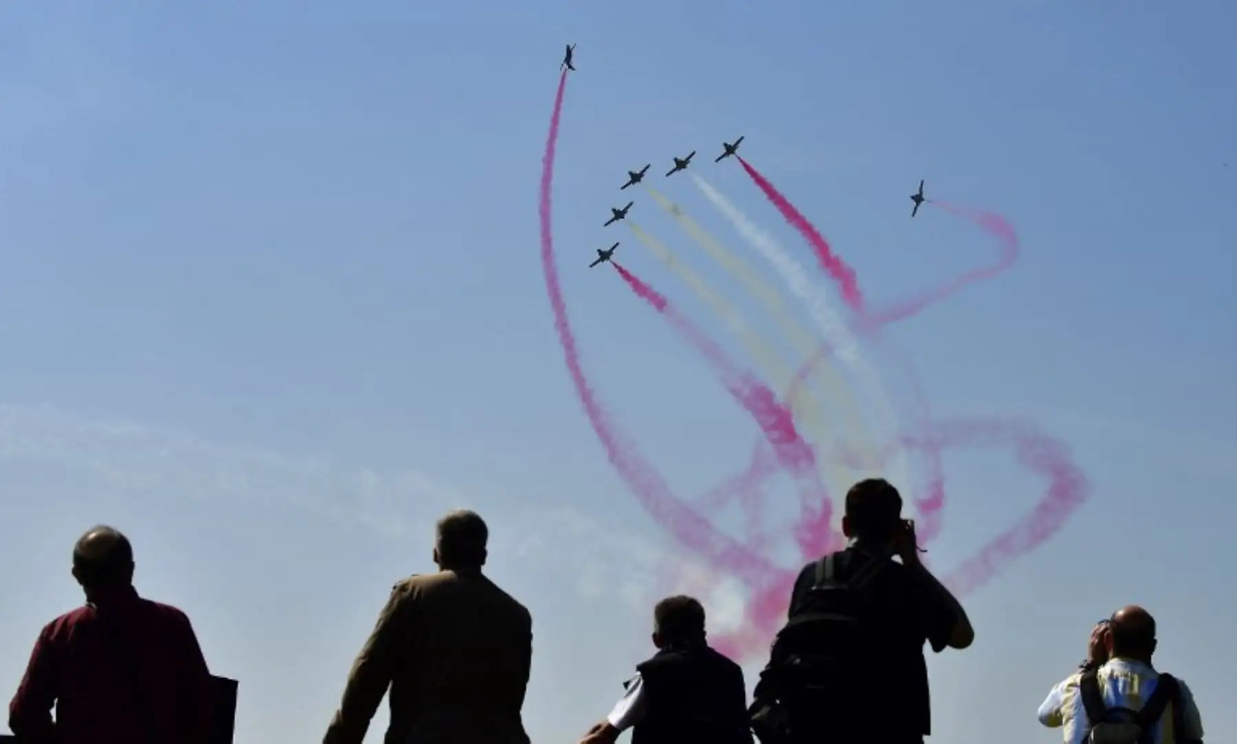 El equipo de demostración acrobático de la Fuerza Aérea Española "Patrulla Aguila" se presenta durante una exhibición aérea en la Exposición Aeroespacial Internacional (ILA) en Berlín .Foto:AFP