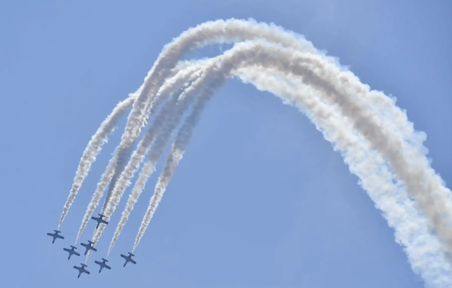El equipo de demostración acrobático de la Fuerza Aérea Española "Patrulla Aguila" se presenta durante una exhibición aérea en la Exposición Aeroespacial Internacional (ILA) en Berlín .Foto:AFP