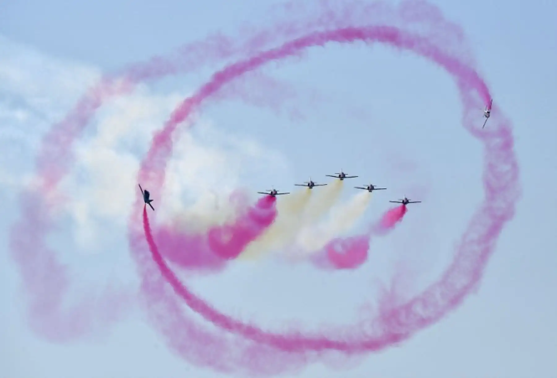 El equipo de demostración acrobático de la Fuerza Aérea Española "Patrulla Aguila" se presenta durante una exhibición aérea en la Exposición Aeroespacial Internacional (ILA) en Berlín .Foto:AFP