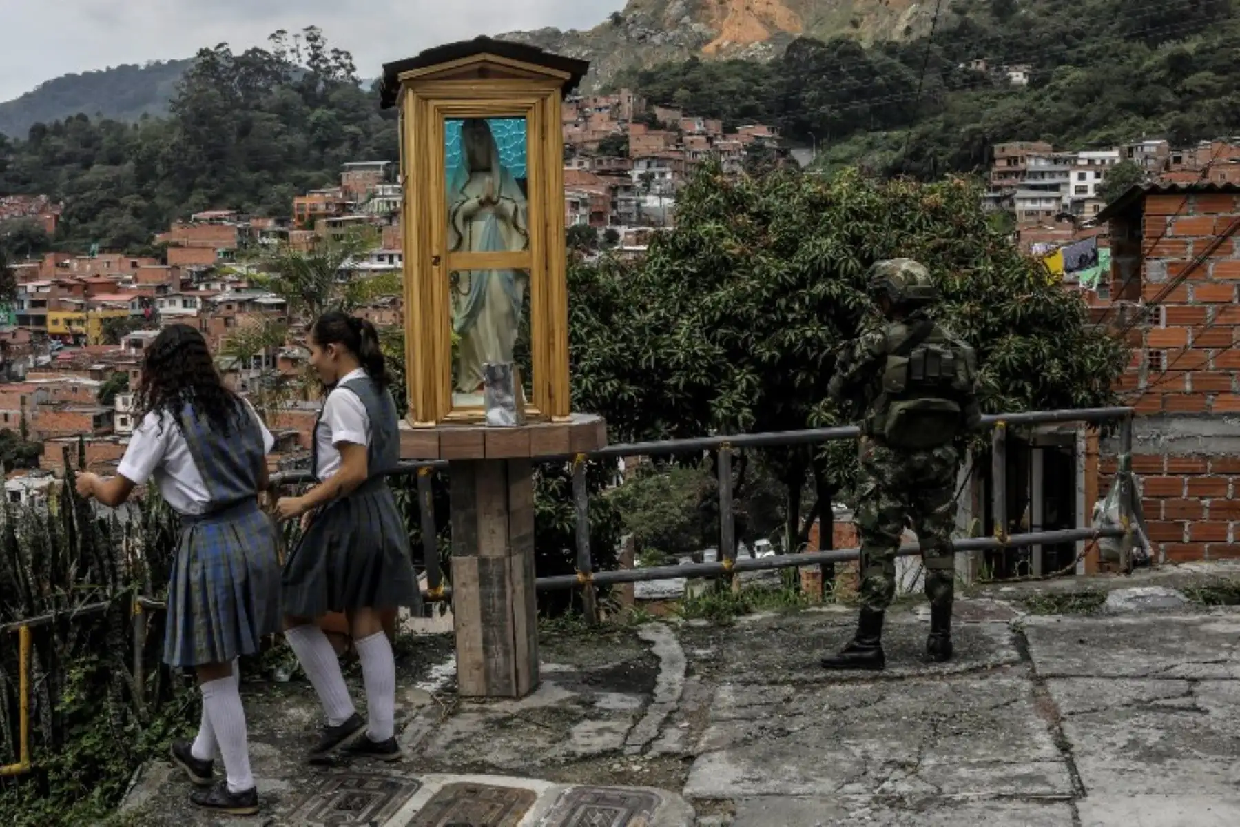 Un soldado monta guardia en el barrio Comuna 13, en Medellín, Colombia, luego de que aumentara la violencia entre pandillas.Foto:AFP