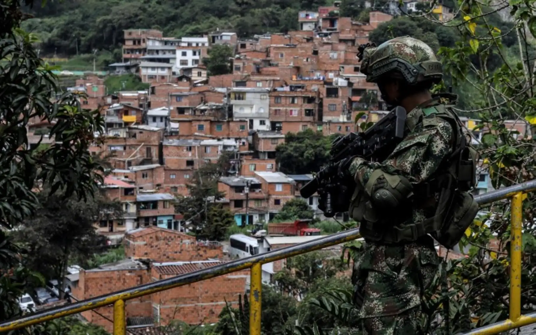 Un soldado monta guardia en el barrio Comuna 13, en Medellín, Colombia, luego de que aumentara la violencia entre pandillas.Foto:AFP