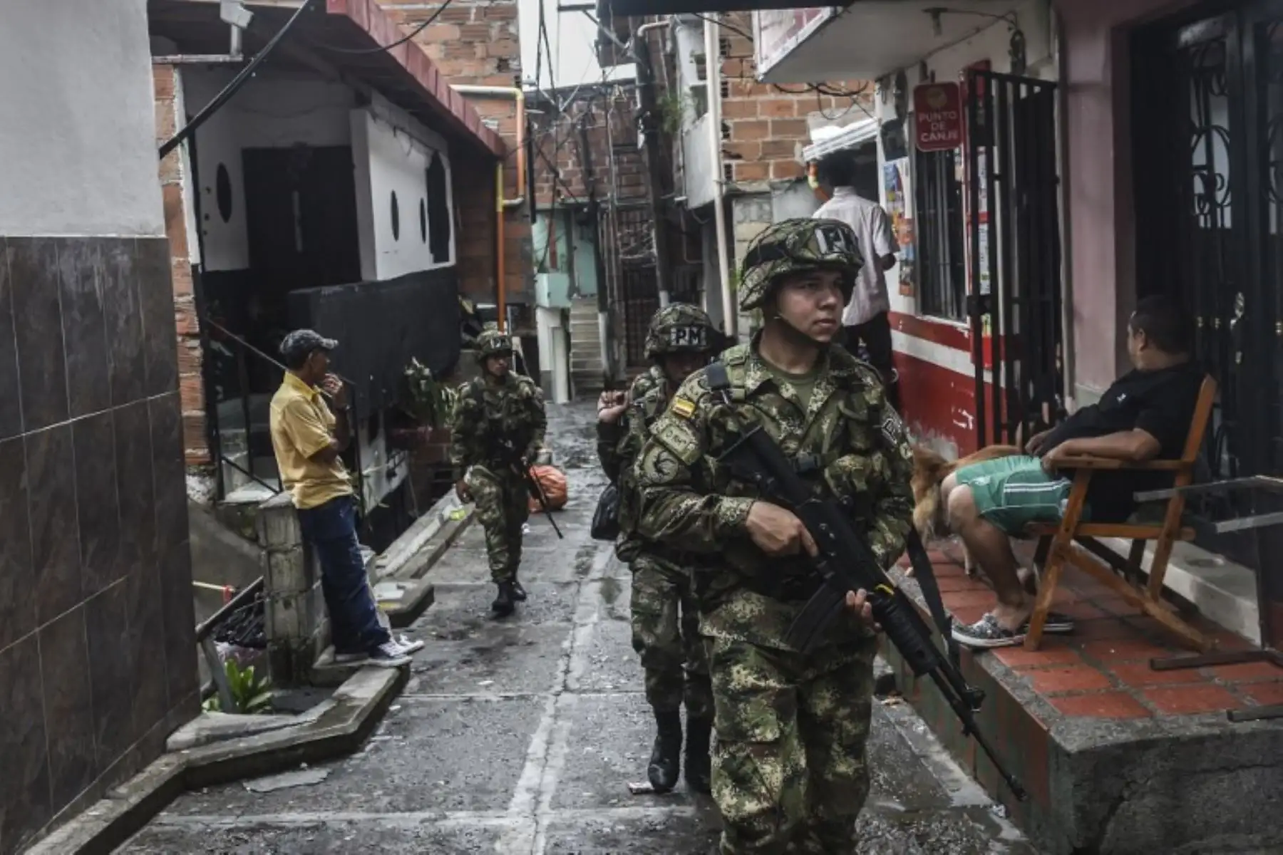 Soldados patrullan los callejones del barrio Comuna 13 en Medellín, departamento de Antioquia, Colombia.Foto:AFP