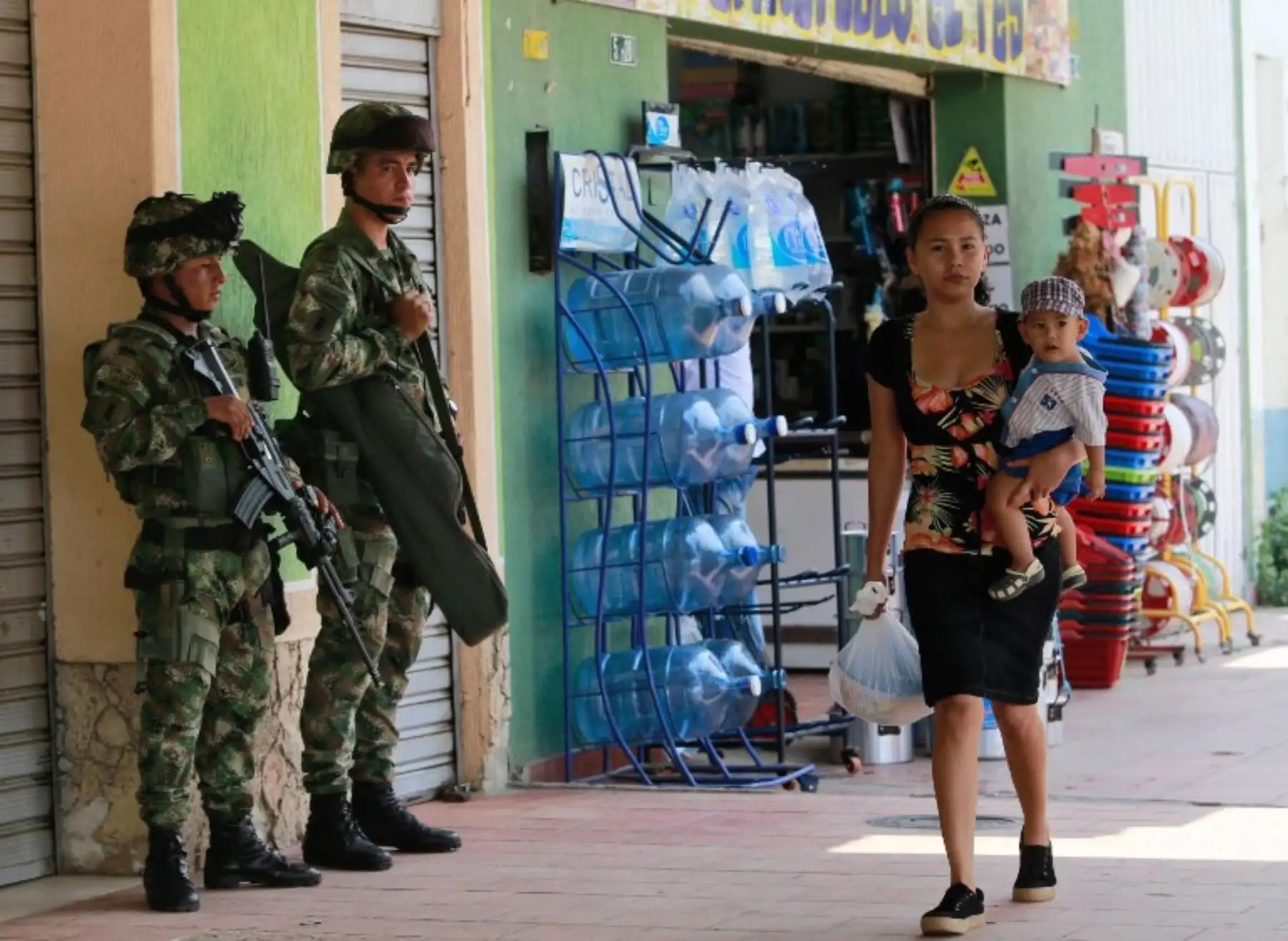 Soldados patrullan los callejones del barrio Comuna 13 en Medellín, departamento de Antioquia, Colombia.Foto: AFP