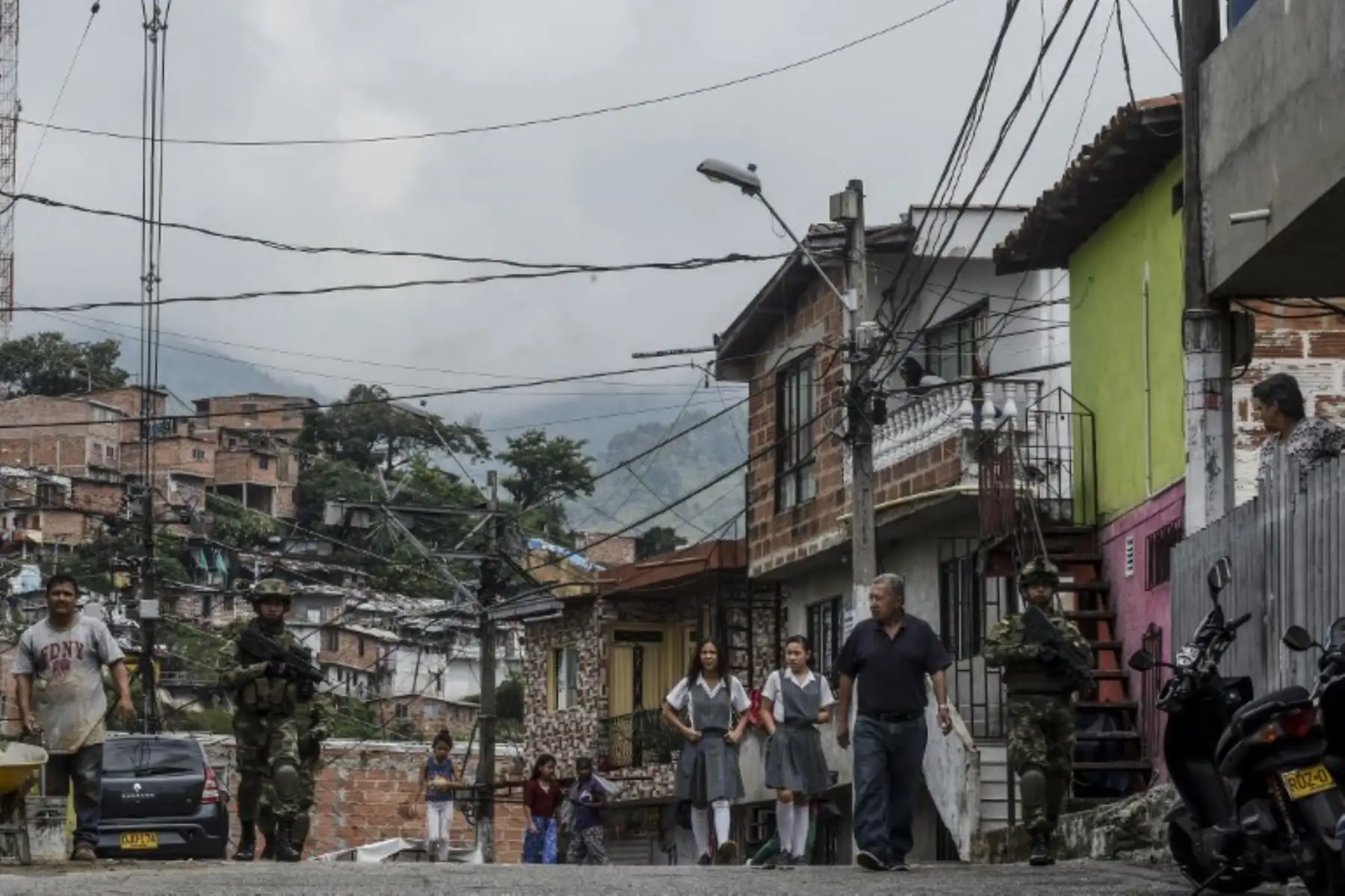 Soldados patrullan los callejones del barrio Comuna 13 en Medellín, departamento de Antioquia, Colombia. El barrio fue militarizado luego de que aumentara la violencia entre pandillas.Foto:AFP