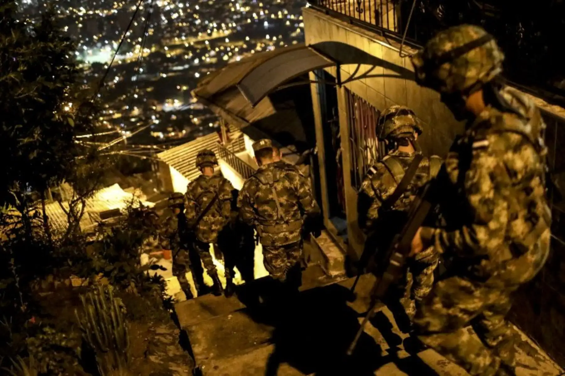 Soldados patrullan los callejones del barrio Comuna 13 en Medellín, departamento de Antioquia, Colombia. El barrio fue militarizado luego de que aumentara la violencia entre pandillas.Foto:AFP