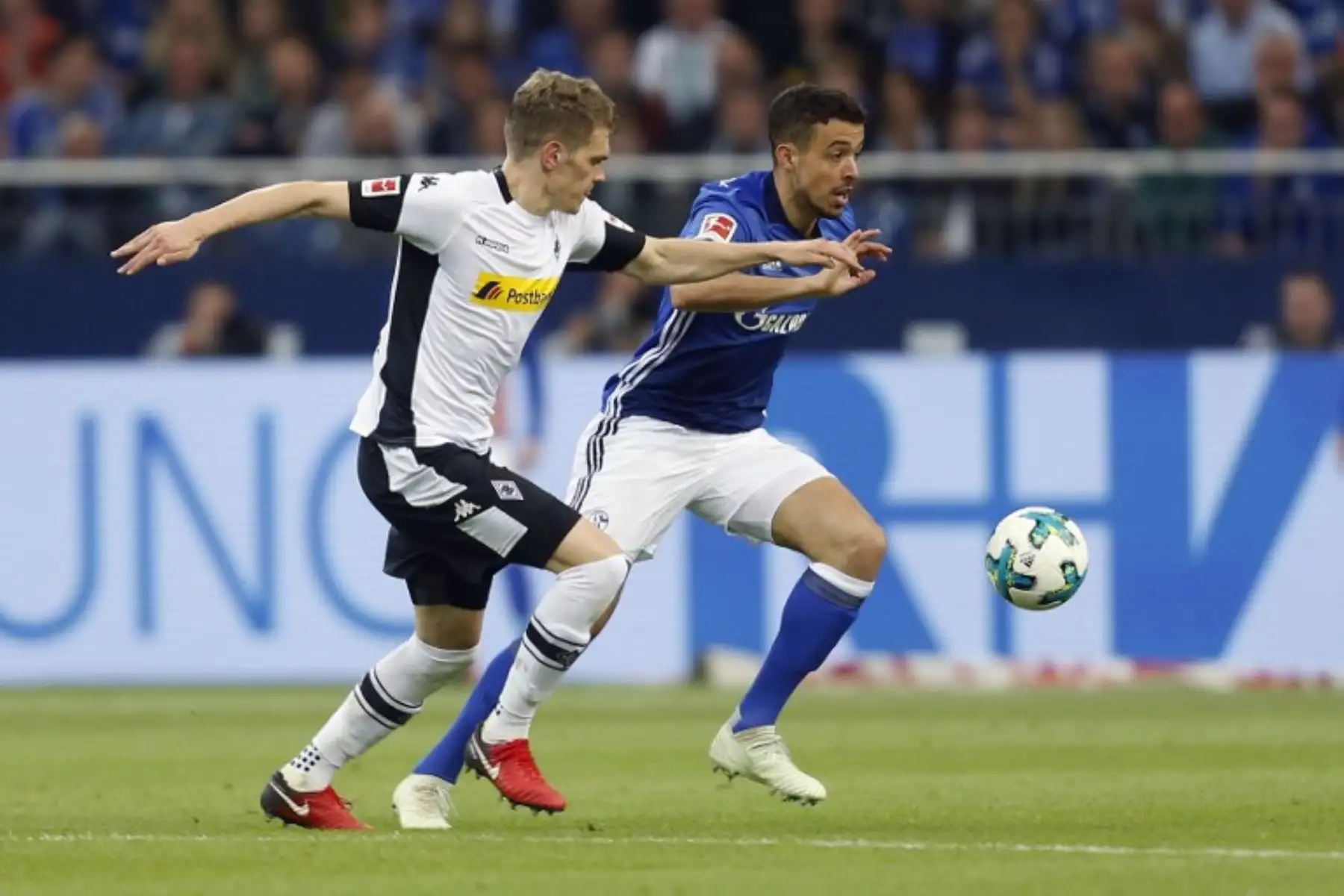 El alemán de Moenchengladbach Matthias Ginter compite con el delantero del Schalke Franco di Santo durante el partido de fútbol de la primera división alemana.Foto.AFP