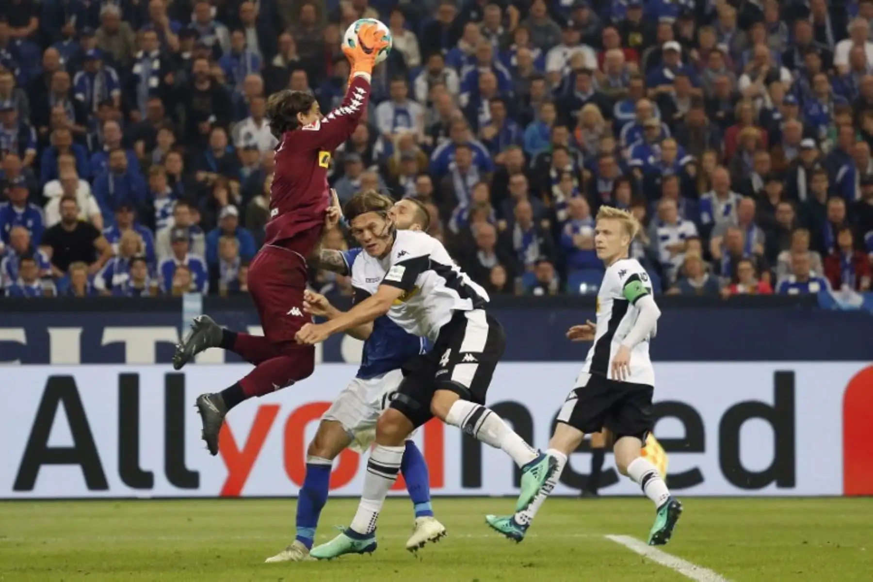 El portero suizo de Moenchengladbach Yann Sommer (compite con el jugador  del Schalke Guido Burgstaller y el defensor danés Jannik Vestergaard de Moenchengladbach ,durante el partido de fútbol de la primera división alemana Schalke 04 vs Borussia Moenche.Foto:AFP