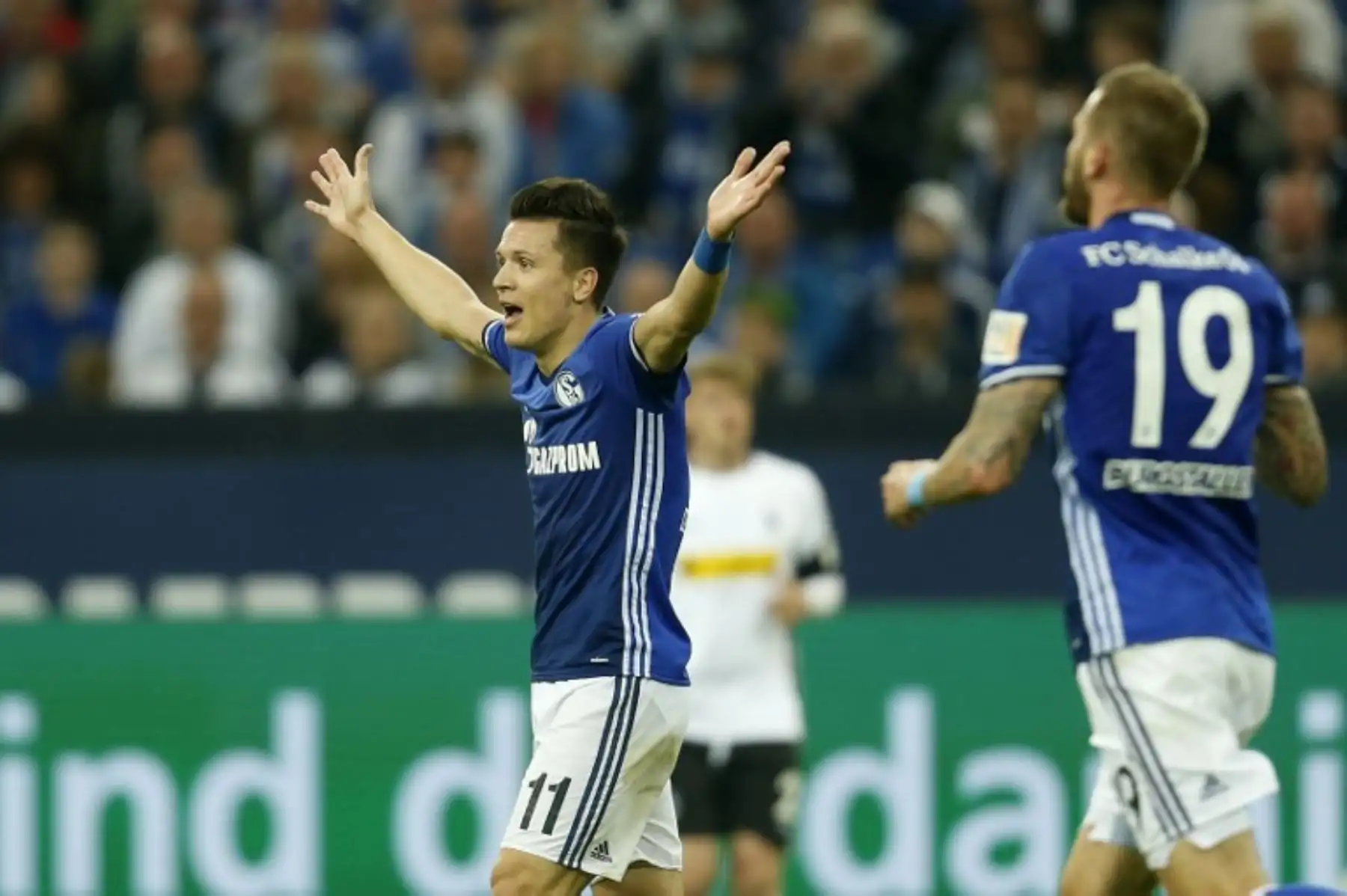El jugador del Schalke Ukranian Yevhen Konoplyanka reacciona después de que su equipo anotara durante el partido de fútbol de la primera división alemana.Foto:AFP