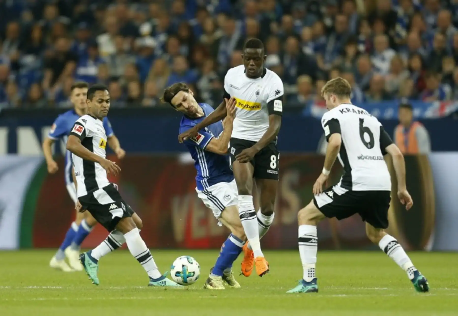 El francés del Schalke Benjamin Stambouli  y el  suizo Moenchengladbach Denis Zakaria, compiten por el balón durante el partido de fútbol de la primera división alemana.Foto:AFP