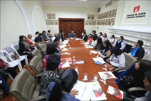 Ministro de Justicia recibe a víctimas de la violencia en el país