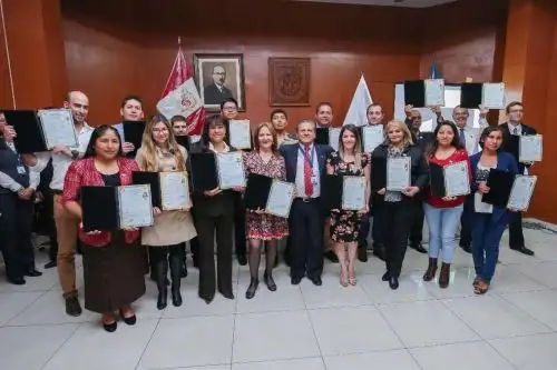 Diecisiete ciudadanos extranjeros procedentes de diez países obtuvieron la nacionalidad peruana por matrimonio o ser hijos de peruanos nacidos en el extranjero, en una ceremonia realizada en el auditorio de la Municipalidad del distrito José Luis Bustamante y Rivero, informó la Jefatura Zonal de Migraciones.