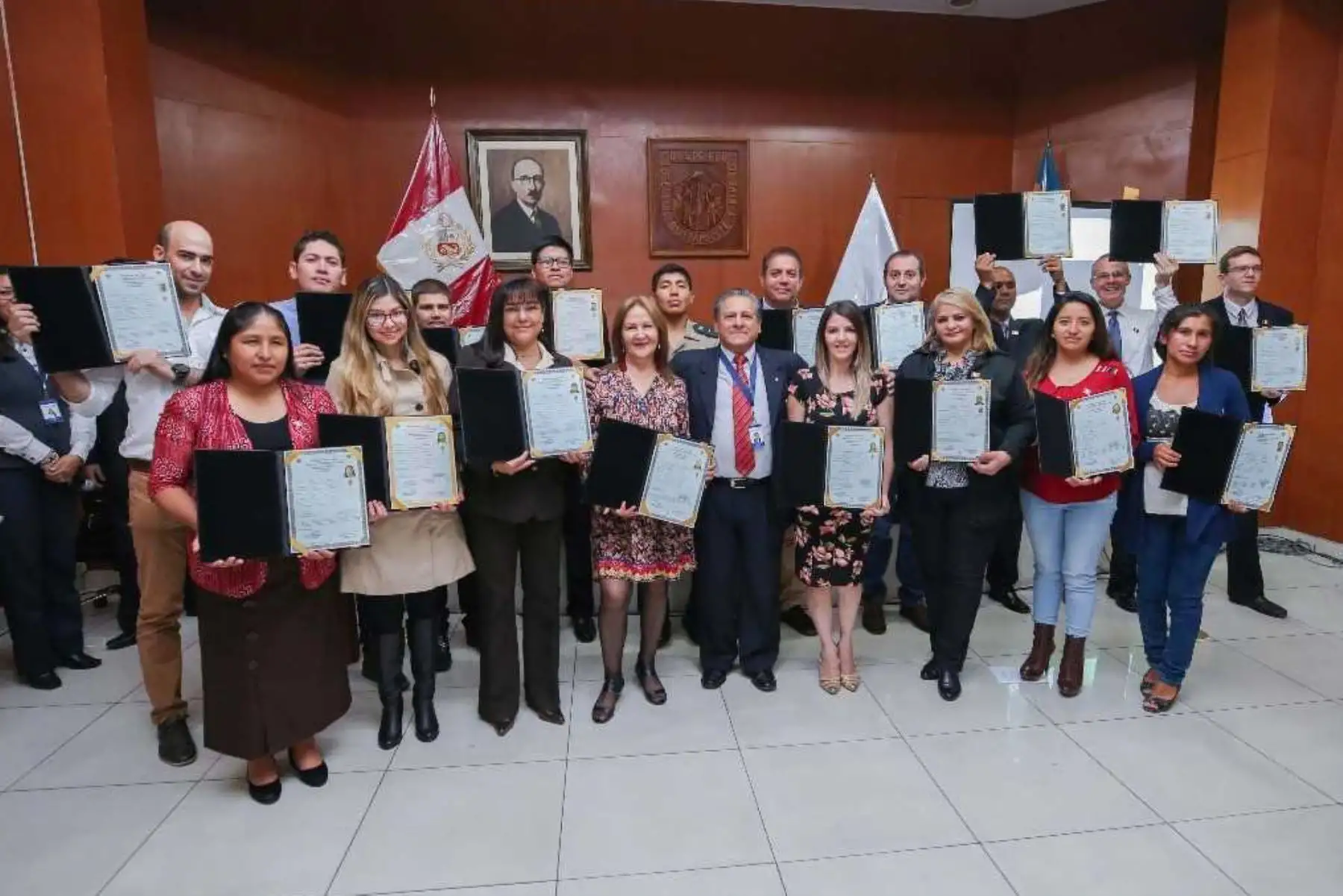 Diecisiete ciudadanos extranjeros procedentes de diez países obtuvieron la nacionalidad peruana por matrimonio o ser hijos de peruanos nacidos en el extranjero, en una ceremonia realizada en el auditorio de la Municipalidad del distrito José Luis Bustamante y Rivero, informó la Jefatura Zonal de Migraciones.