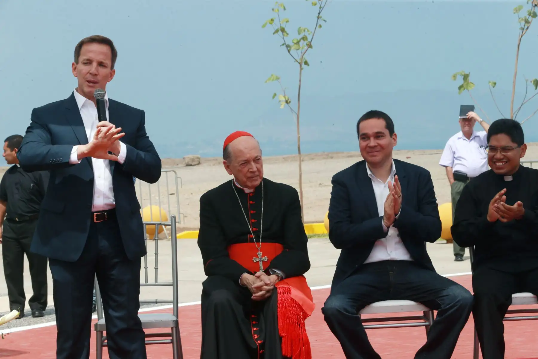 Los alcaldes de Magdalena del Mar, Francis Allison, y su par de San Miguel, Eduardo Bless y el cardenal Juan Luis Cipriani  inagurarón la  la plaza de la Familia , en la Costa verde .Foto: ANDINA/Norman Córdova