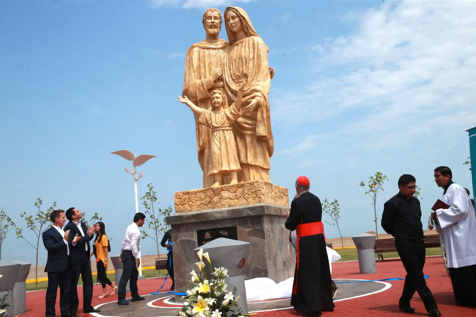 Los alcaldes de Magdalena del Mar, Francis Allison, y su par de San Miguel, Eduardo Bless y el cardenal Juan Luis Cipriani  inagurarón la  la plaza de la Familia , en la Costa verde .Foto: ANDINA/Norman Córdova