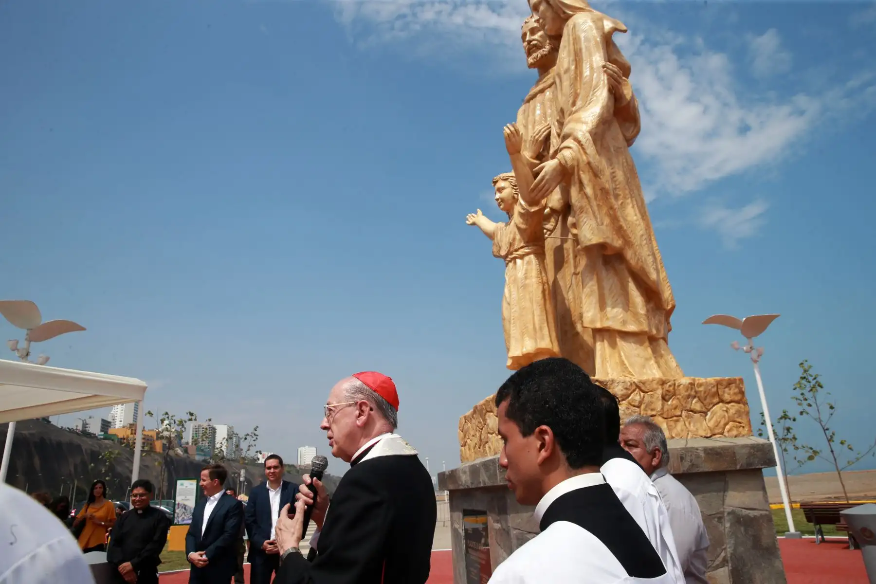 Cardenal Juan Luis Cipriani, durante la   inauguración la  la plaza de la Familia , en la Costa verde .Foto: ANDINA/Norman Córdova
