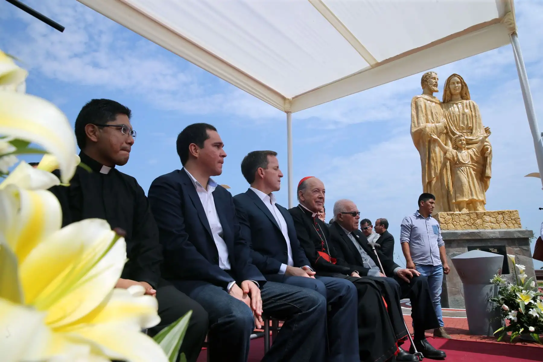 Los alcaldes de Magdalena del Mar, Francis Allison, y su par de San Miguel, Eduardo Bless y el cardenal Juan Luis Cipriani  inagurarón la  la plaza de la Familia , en la Costa verde .Foto: ANDINA/Norman Córdova
