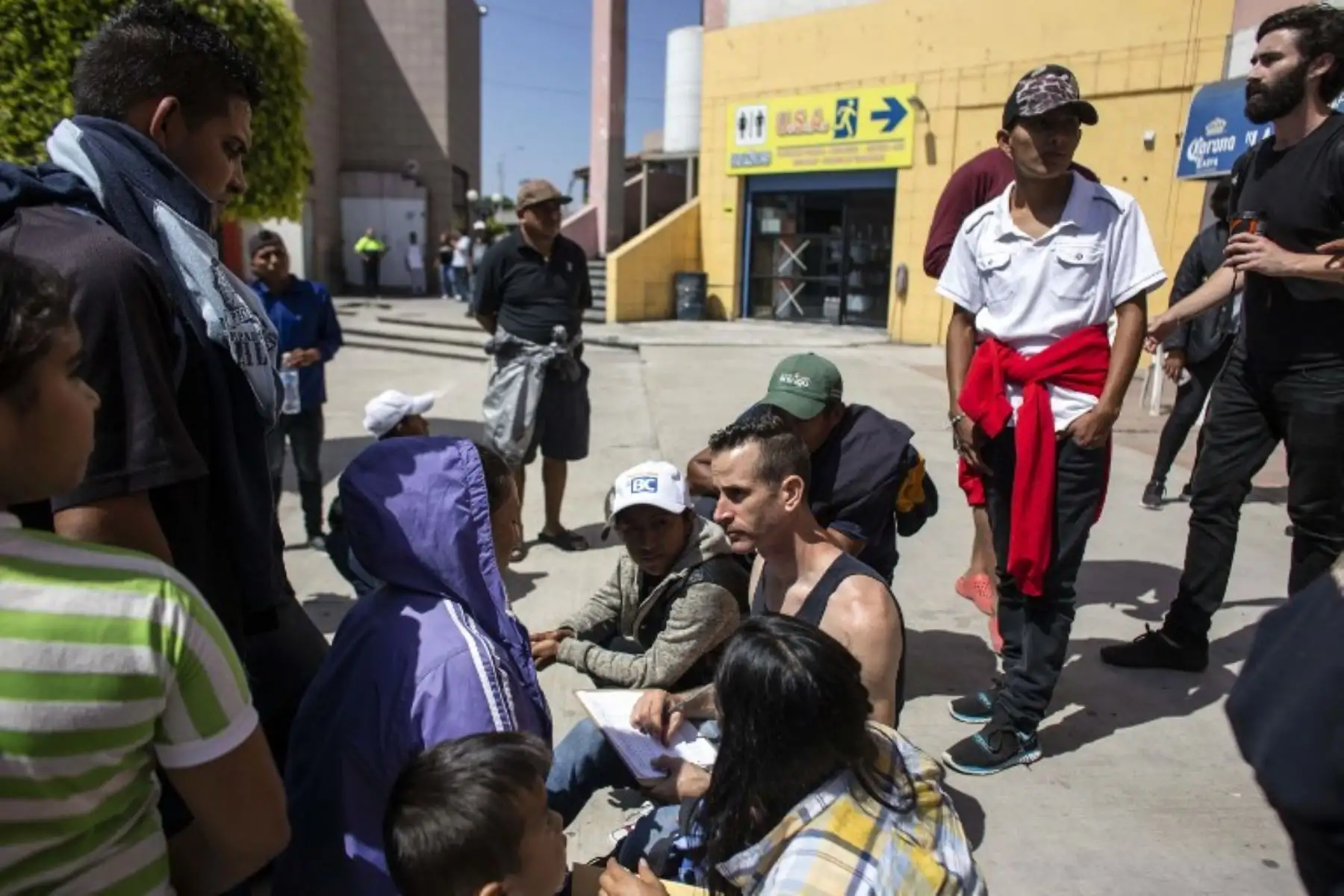Los migrantes centroamericanos que viajan en la caravana "Migrante Vía Crucis" se inscriben antes de su reunión de asesoramiento legal en Tijuana, estado de Baja California, México.Foto:AFP